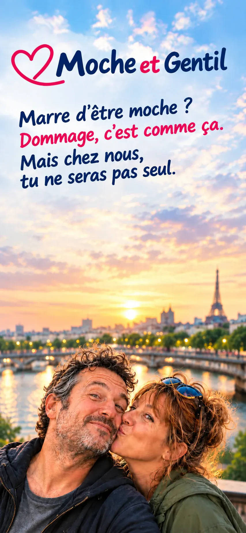 Moche et Gentil – Marre d'être moche ? Dommage, c'est comme ça. Mais chez nous, tu ne seras pas seul. Un couple heureux se fait un bisou devant la Seine.